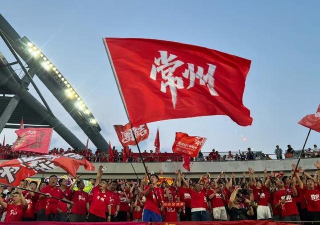 关于足球锦标赛掀起狂热，球迷争相抢购门票的信息