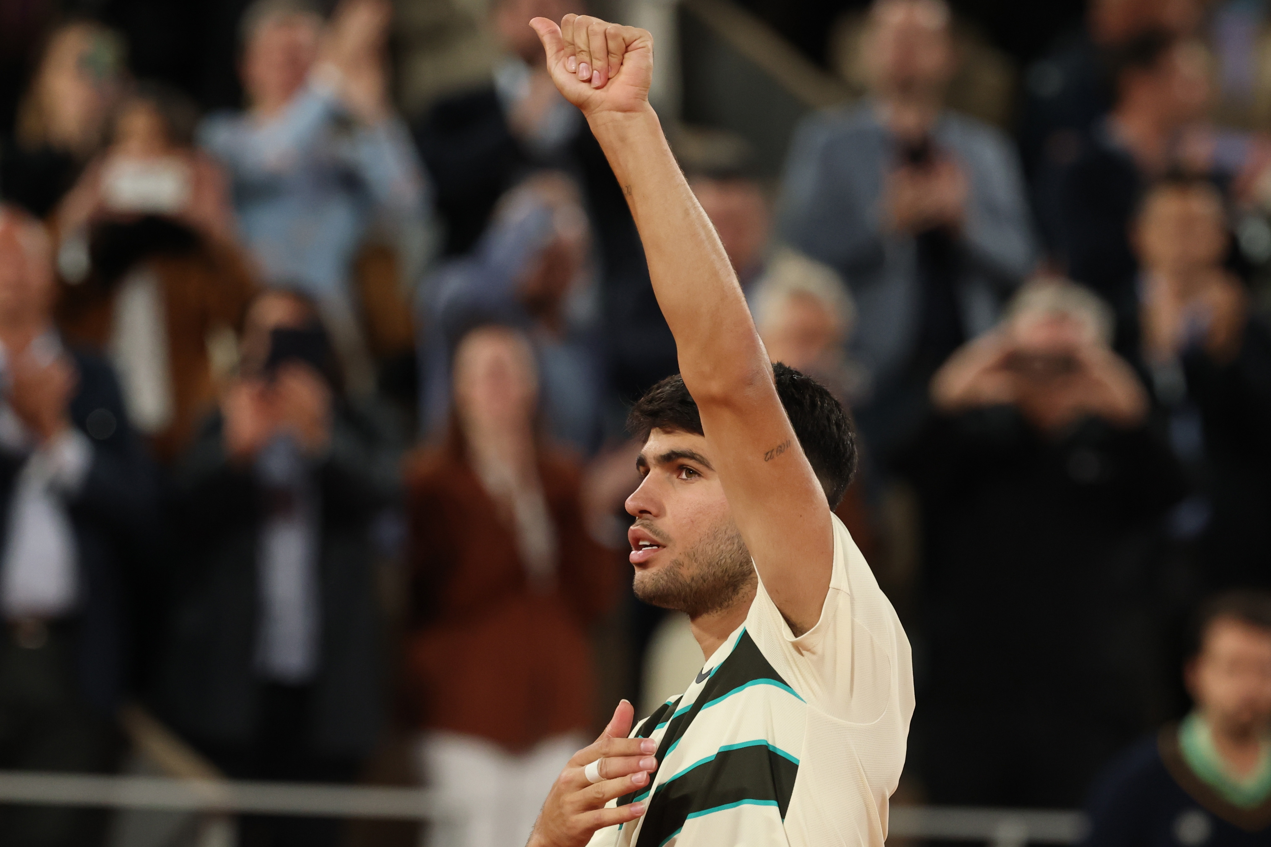 包含ATP总决赛逆转法网，阿尔卡拉斯惊艳四座的词条