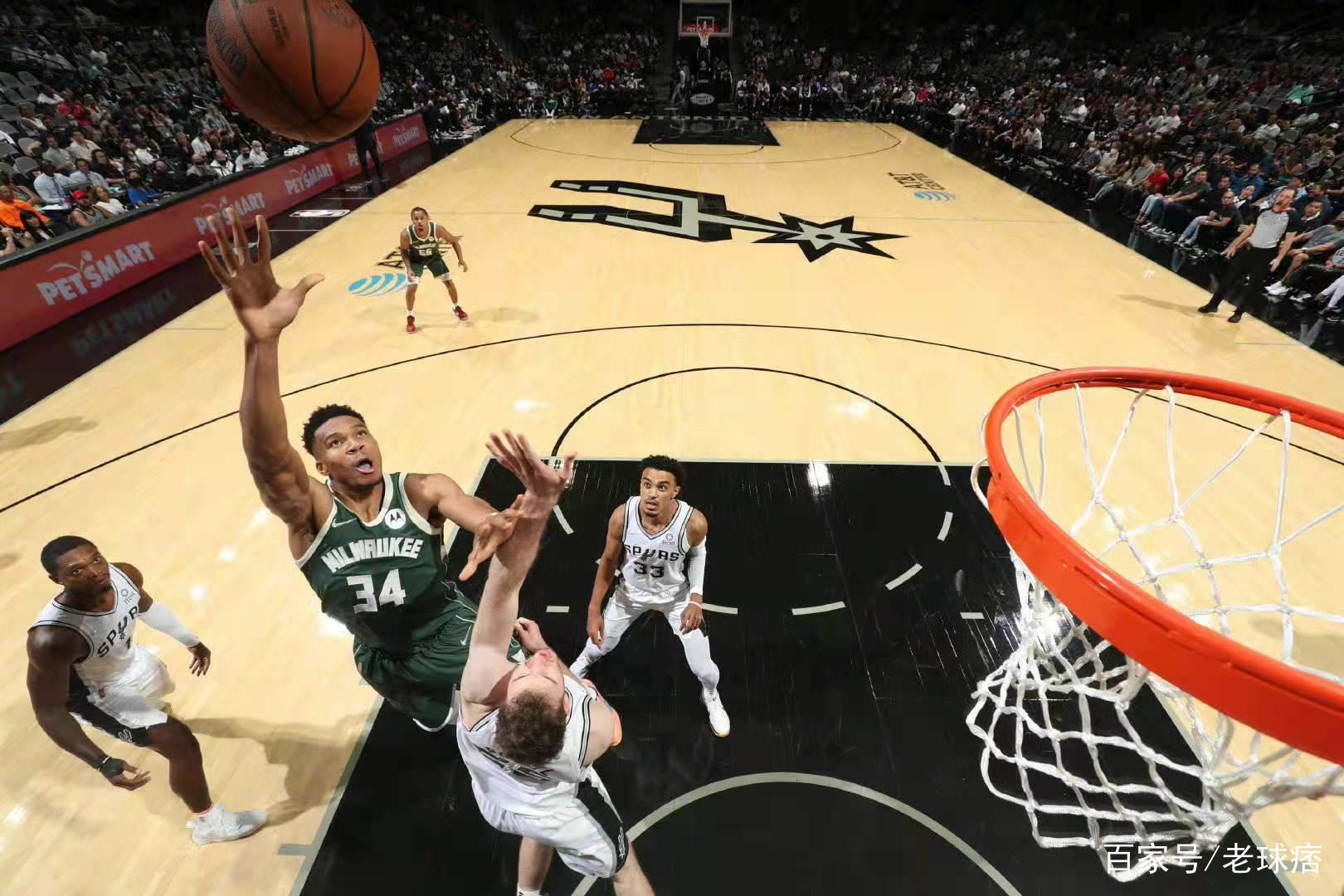 福建队碾压雄鹿，高诗岩刷新纪录