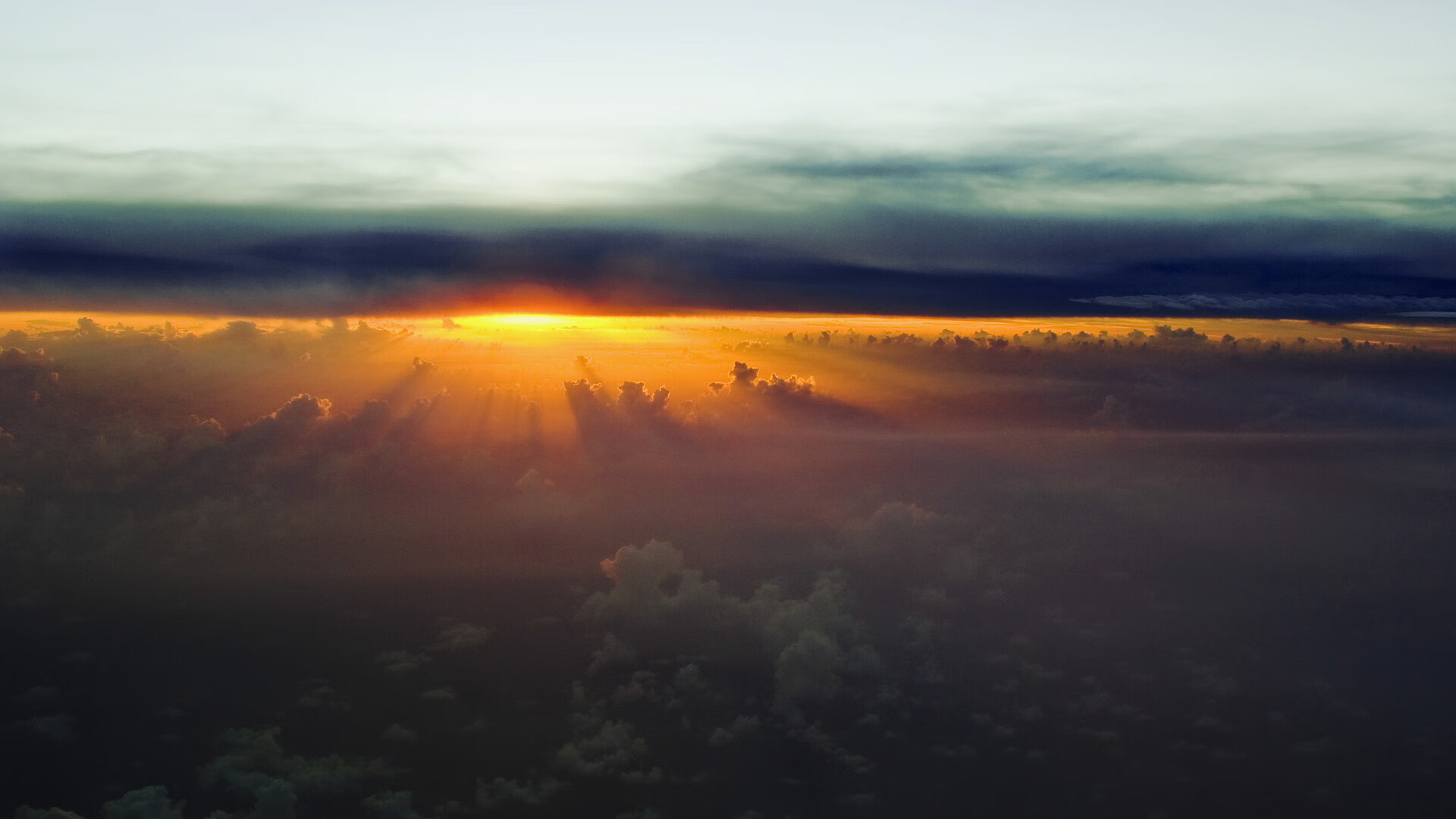 我注意到，您给出的两个关键词分属截然不同的领域—F1赛车与足球欧冠。要让文章具有唯一性，就不能简单拼贴，而必须找到它们内在的精神共鸣。让我们从一个能统摄两者的标题开始